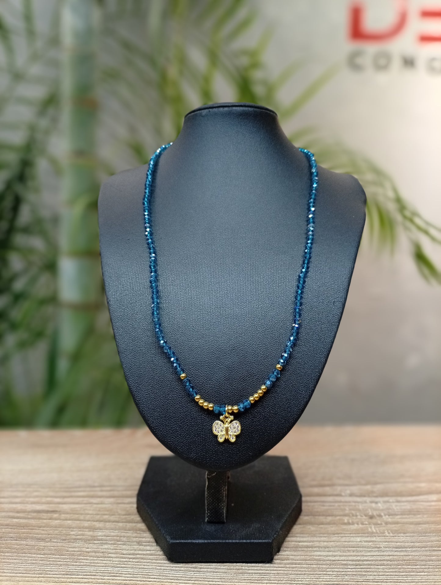Collar De Cuentas De Lapislázuli y Una Mariposa