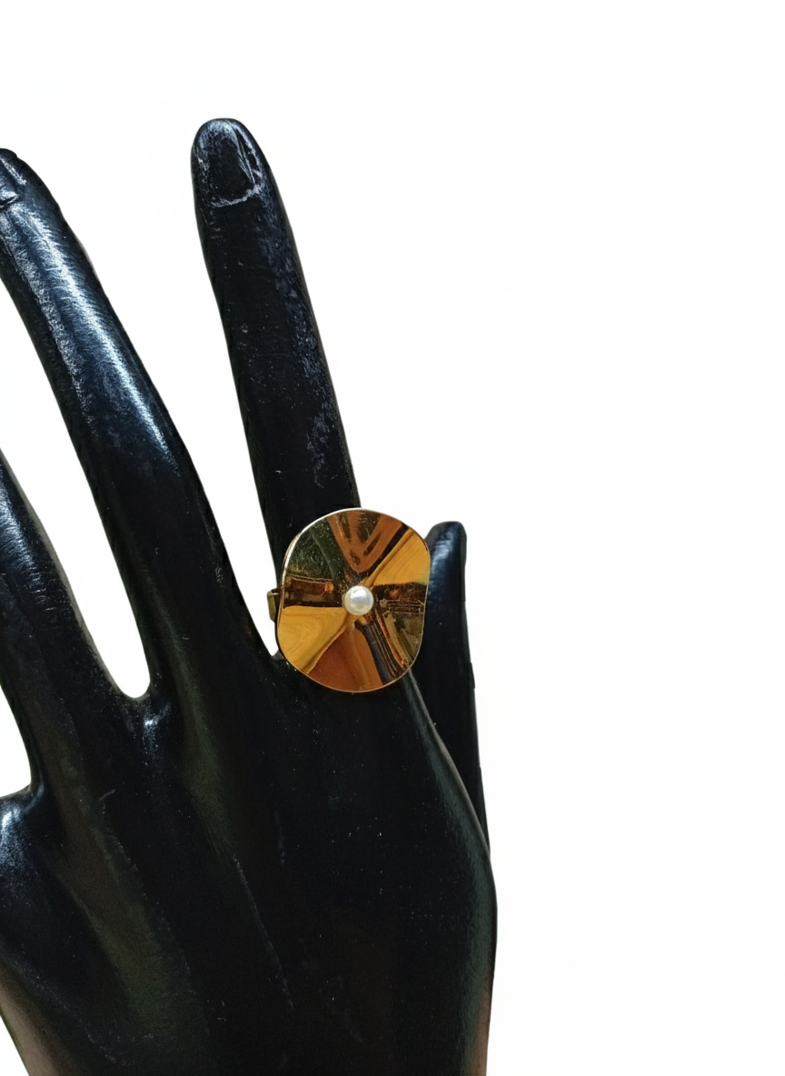 anillo con forma de disco con una perla en el centro .DV000096