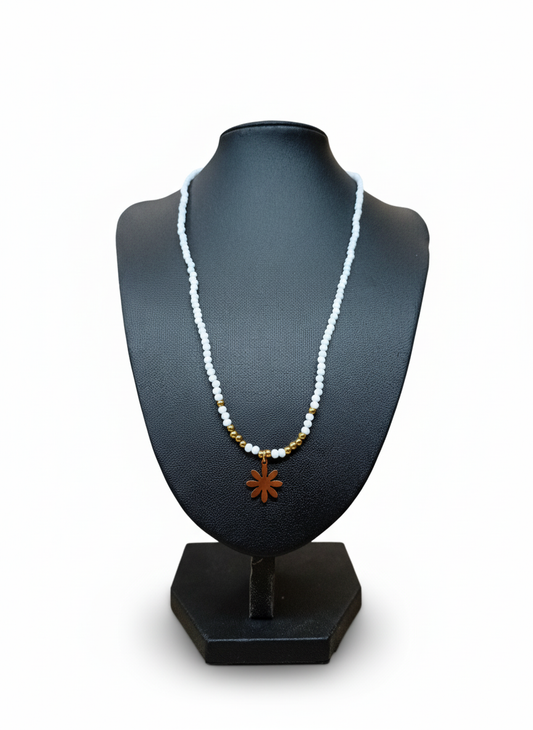 Collar con colgante con diseño de cuenta con una flor