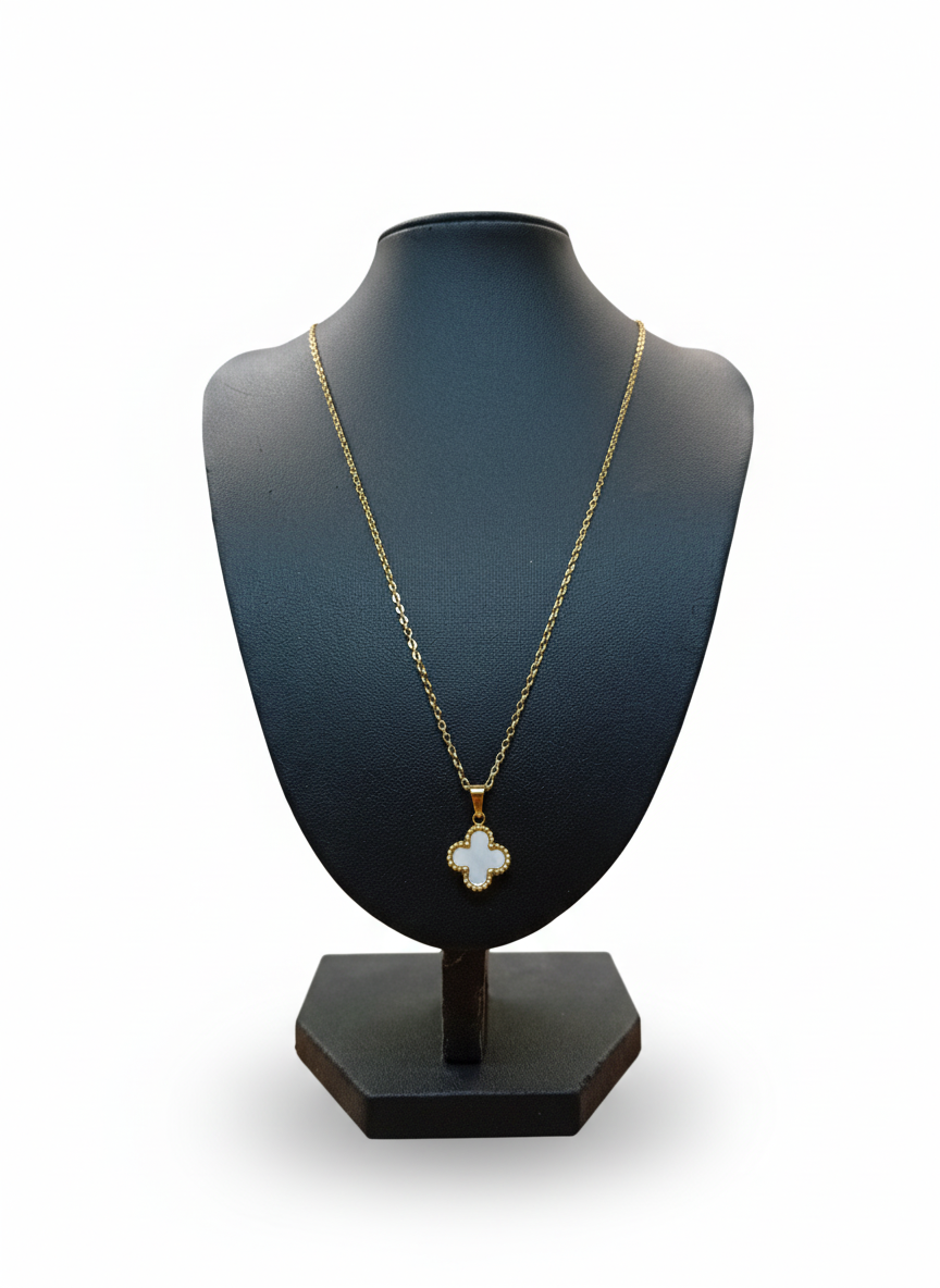 Collar trébol blanco .ON000081