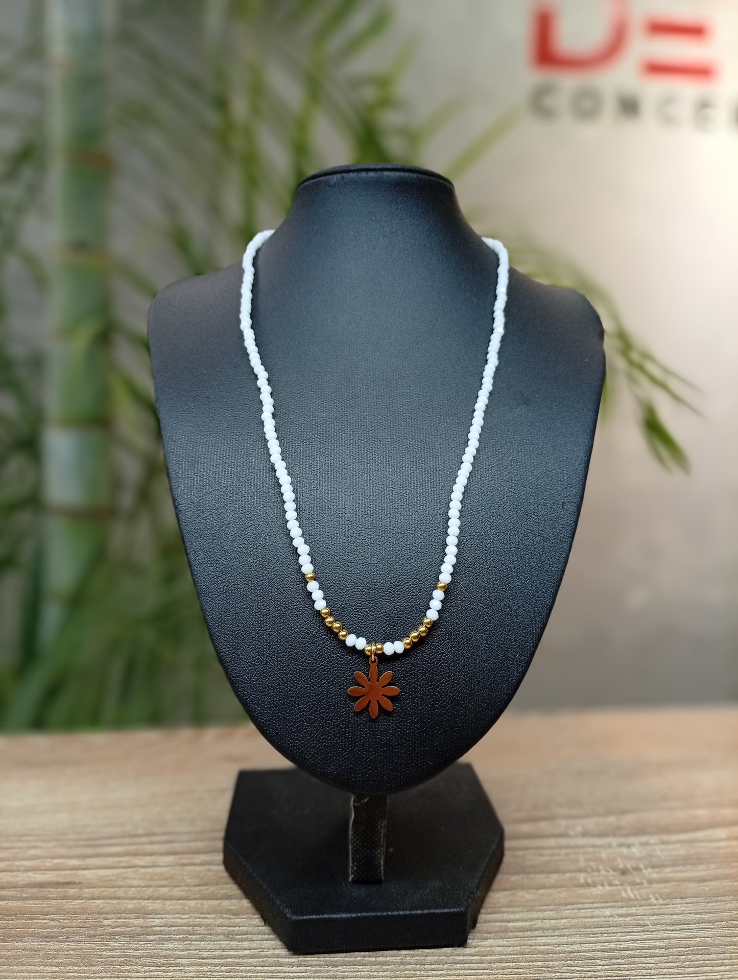 Collar con colgante con diseño de cuenta con una flor