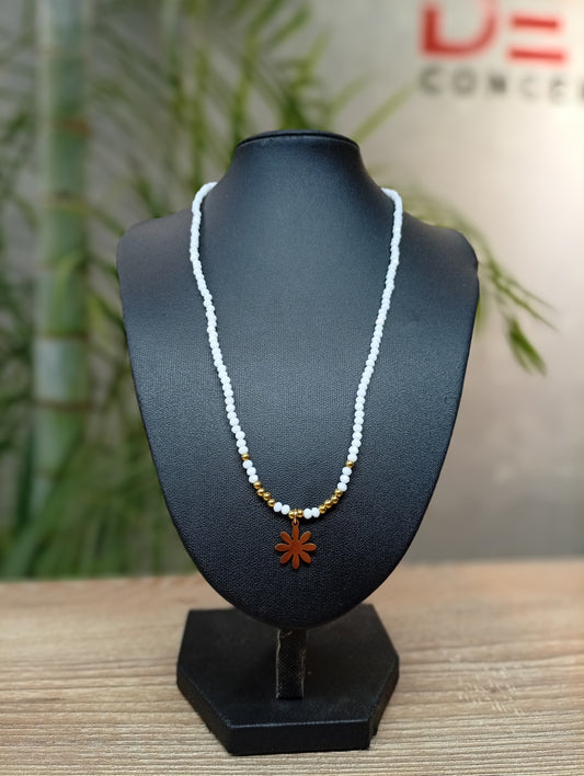 Collar con colgante con diseño de cuenta con una flor
