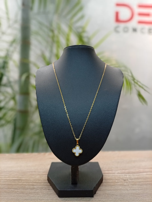 Collar trébol blanco