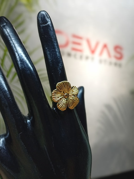 anillo con forma de flor