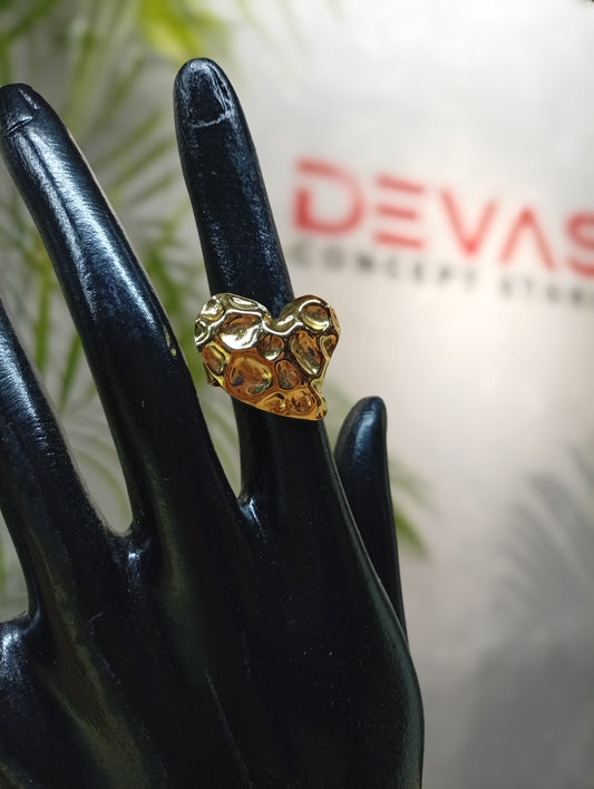 Anillos con forma de corazón con textura áspera